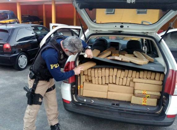 PRF apreende 400 quilos de maconha em veículo clonado com
placa do governo do Paraná na BR 101 em Araquari - foto 3
