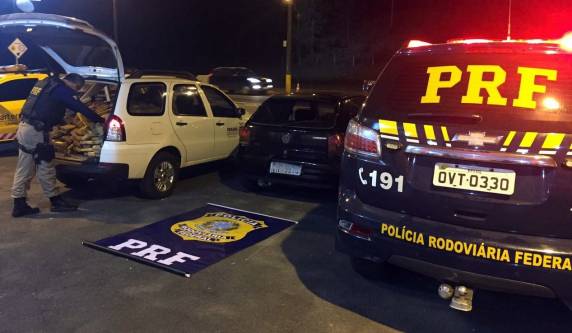PRF apreende 400 quilos de maconha em veículo clonado com
placa do governo do Paraná na BR 101 em Araquari - foto 5