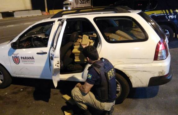 PRF apreende 400 quilos de maconha em veículo clonado com
placa do governo do Paraná na BR 101 em Araquari - foto 4