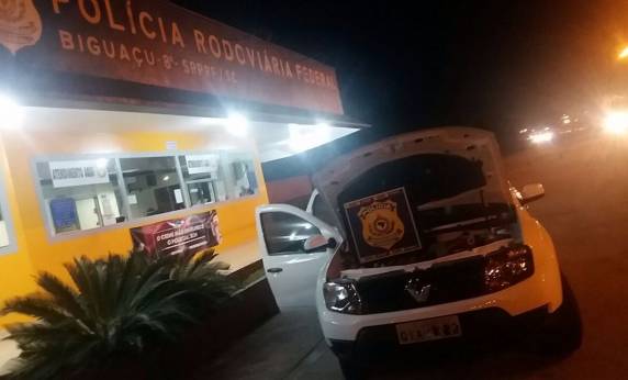Dois homens são presos na BR 101 em
Biguaçu com mandado de prisão e com veículo roubado e clonado - foto 2