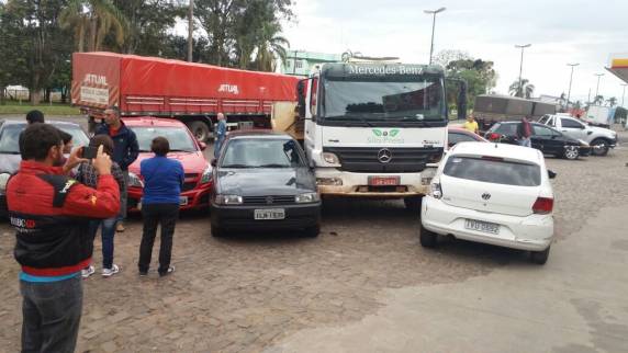 Motorista desligou o motor e saiu, mas não puxou o freio de mão. Veículo atravessou uma avenida 

e só parou depois de bater em cinco carros que estavam estacionados em frente a uma loja.