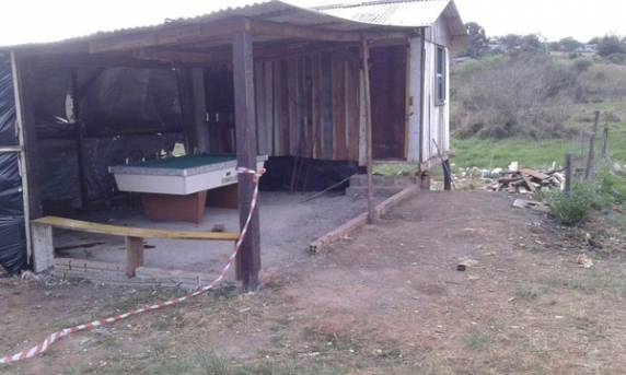 Estabelecimento foi invadido por quatro homens encapuzados