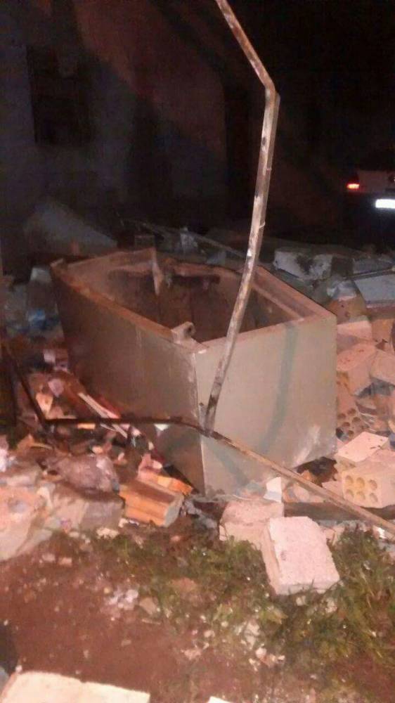 Criminosos explodem agência bancária em Amaral Ferrador - foto 3