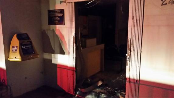 Bandidos explodem caixas eletrônicos do Banrisul de Coronel Bicaco - foto 7