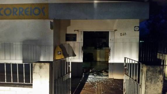 Bandidos explodem caixas eletrônicos do Banrisul de Coronel Bicaco - foto 6