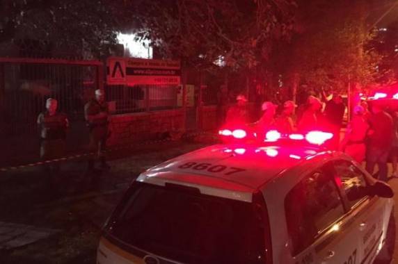 Homem, que ainda não teve o nome divulgado, estava na companhia de mais 

dois suspeitos de assaltar um trio de adolescentes na Rua Botafogo