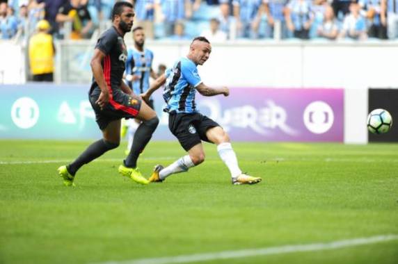Edílson, Everton, Fernandinho (duas vezes) e Dionathã marcaram os gols