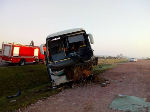 Ônibus havia saído da cidade de Rio Grande com destino 

a Curitiba. Motorista da caminhonete morreu na hora