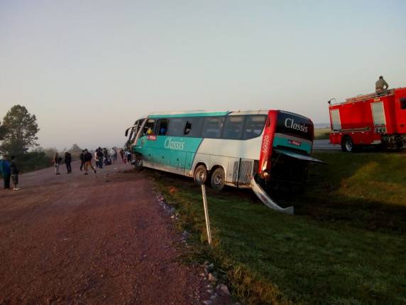 Ônibus havia saído da cidade de Rio Grande com destino 

a Curitiba. Motorista da caminhonete morreu na hora