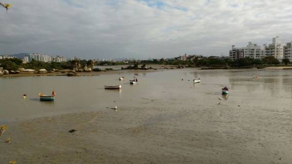 Com recuo do mar, barcos que estavam na água ficam na areia em Florianópolis - foto 2