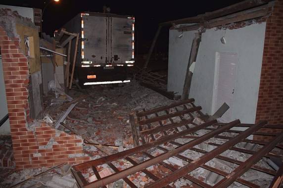 Caminhoneiro morre após veículo sair da pista e bater em banheiro - foto 3