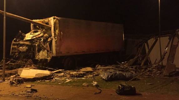 Caminhoneiro morre após veículo sair da pista e bater em banheiro - foto 2