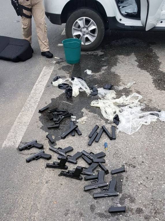 PRF 

apreende 10 pistolas dentro do tanque de combustível de um automóvel na BR 101 em Barra Velha - foto 2