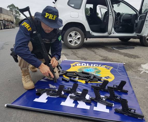 PRF 

apreende 10 pistolas dentro do tanque de combustível de um automóvel na BR 101 em Barra Velha - foto 3