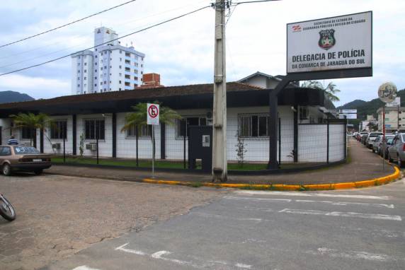 Crianças entre 10 e 11 anos se ofereciam para encher garrafa na escola. 

Estudante disse que intenção era que ela dormisse e não desse aula