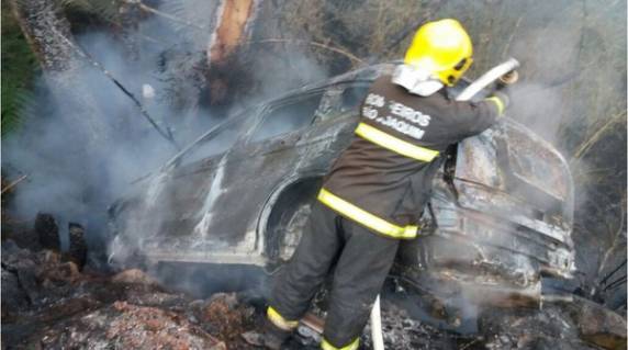 Ele foi projetado para fora do carro e atingido por chamas que destruíram veículo. Irmão dele ficou ferido e foi levado o hospital