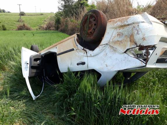 Veículo capota na RS 342 em Três de Maio - foto 3