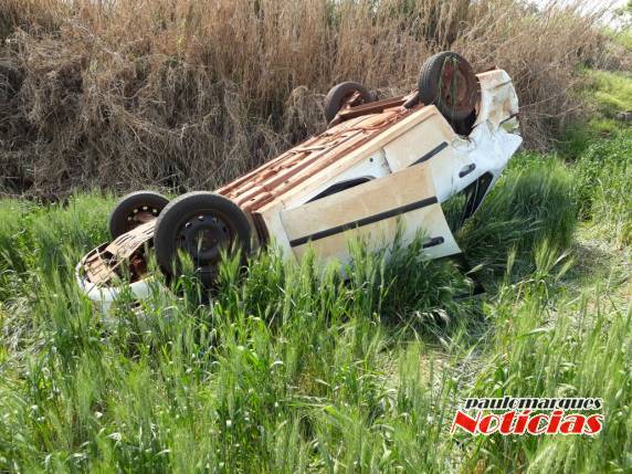 Veículo capota na RS 342 em Três de Maio - foto 4