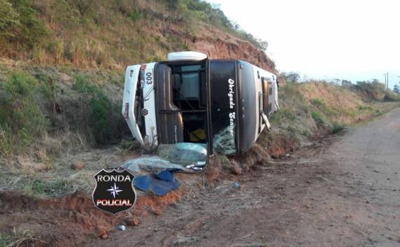Ônibus que saiu do PR com destino a Três Passos capotou em
SC, e mais de 20 pessoas ficaram feridas - foto 3