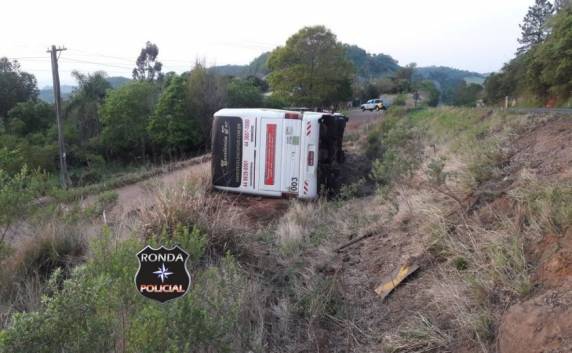 Ônibus que saiu do PR com destino a Três Passos capotou em
SC, e mais de 20 pessoas ficaram feridas - foto 2