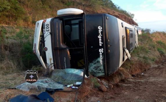 Ônibus que saiu do PR com destino a Três Passos capotou em
SC, e mais de 20 pessoas ficaram feridas - foto 4