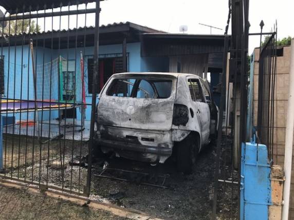Mulher de 39 anos morreu dentro de casa. Marido ficou gravemente ferido e foi levado para hospital