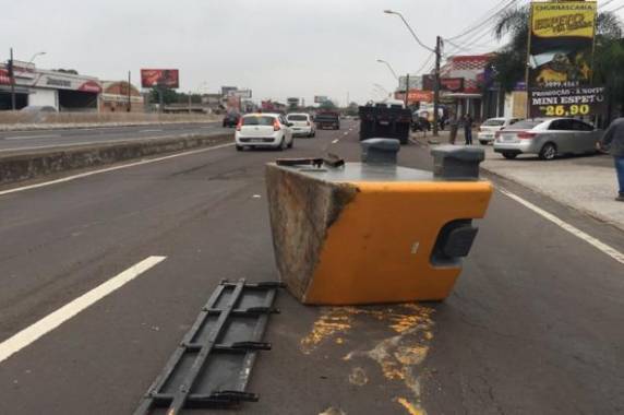 Veículo desviou de carro capotado na rodovia, mas o equipamento que estava na caçamba caiu no asfalto