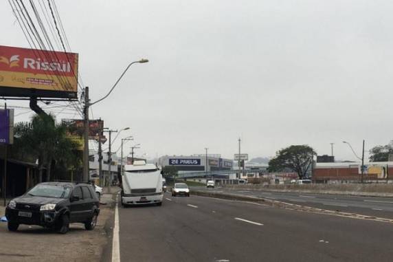 Veículo desviou de carro capotado na rodovia, mas o equipamento que estava na caçamba caiu no asfalto