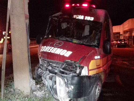Ambulância acionada para atender queda de ônibus na 

BR-163 sofre acidente em São Miguel do Oeste