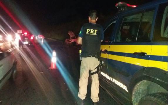 Vítimas ainda não tiveram as 

identidades divulgadas. Colisão frontal aconteceu por volta das 19h no km 312 da BR-116. Trânsito no local não está bloqueado, mas apresenta lentidão