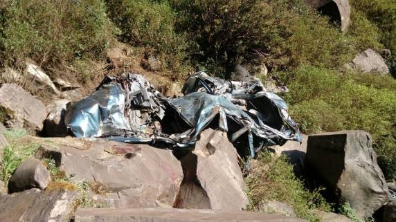 Suspeita é que motorista tenha jogado o veículo de propósito; não há estrada perto do penhasco