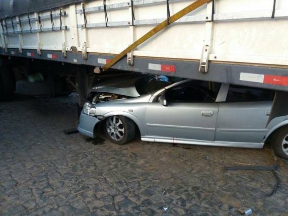 Testemunhas 

falaram que passageiros saíram do veículo e fugiram