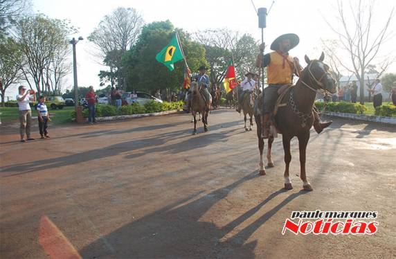Cavalarianos trouxeram a
Chama Crioula para o CTG Tropeiros do Buricá - foto 3