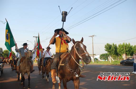 Cavalarianos trouxeram a
Chama Crioula para o CTG Tropeiros do Buricá - foto 2