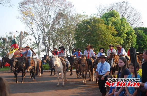 Cavalarianos trouxeram a
Chama Crioula para o CTG Tropeiros do Buricá - foto 6