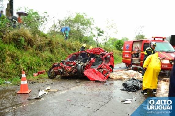 Colisão entre carro e uma carreta aconteceu na BR-386, em uma curva pouco antes do Posto Buffon
