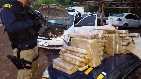 PRF apreende cerca de 96 kg de maconha escondidos em carro uruguaio na BR 158 em Palmitos - foto 2