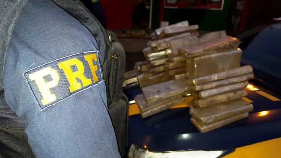 PRF apreende cerca de 96 kg de maconha escondidos em carro uruguaio na BR 158 em Palmitos - foto 3