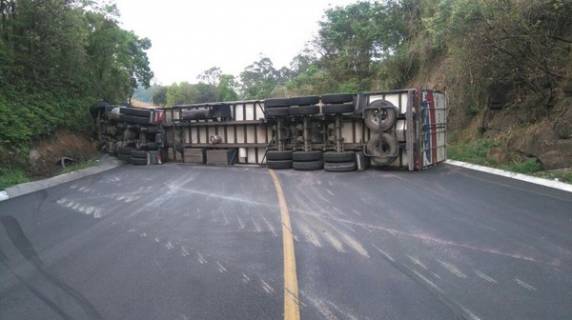 Às 19h30, uma faixa foi liberada em cada sentido da rodovia
