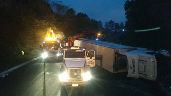 Acidente envolvendo carreta tombada bloqueia BR-282 em Cordilheira Alta, no
Oeste de SC - foto 3