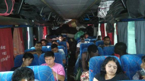 PRF flagra ônibus irregular transportando estrangeiros em situação precária na
BR 282 em Xanxerê - foto 2