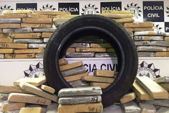 Um sítio localizado em 

Viamão, na Região Metropolitana de Porto Alegre, era usado no esquema. Três pessoas foram presas em flagrante
