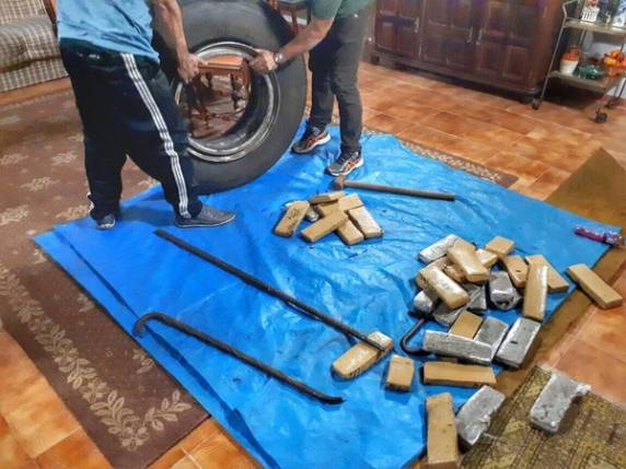 Polícia desarticula
esquema que transportava drogas dentro de pneus do Paraná para o RS - foto 5