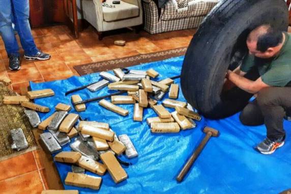 Polícia desarticula
esquema que transportava drogas dentro de pneus do Paraná para o RS - foto 2