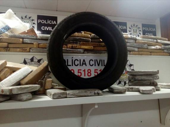 Polícia desarticula
esquema que transportava drogas dentro de pneus do Paraná para o RS - foto 4