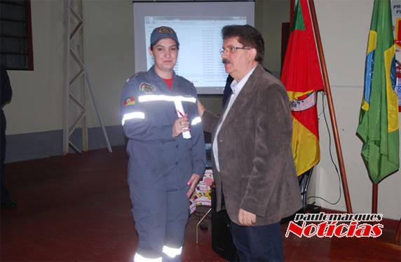 Bombeiros Voluntários de Três de Maio e Horizontina recebem diplomas de formatura de curso - foto 3