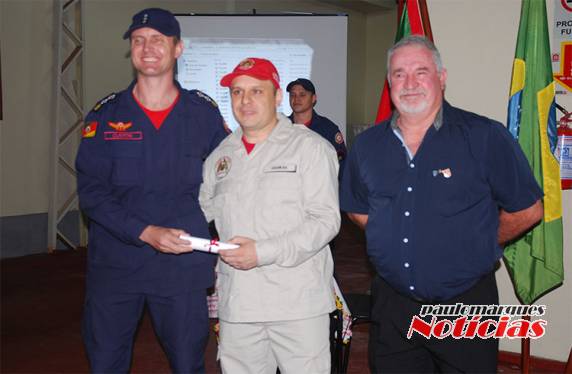 Bombeiros Voluntários de Três de Maio e Horizontina recebem diplomas de formatura de curso - foto 5