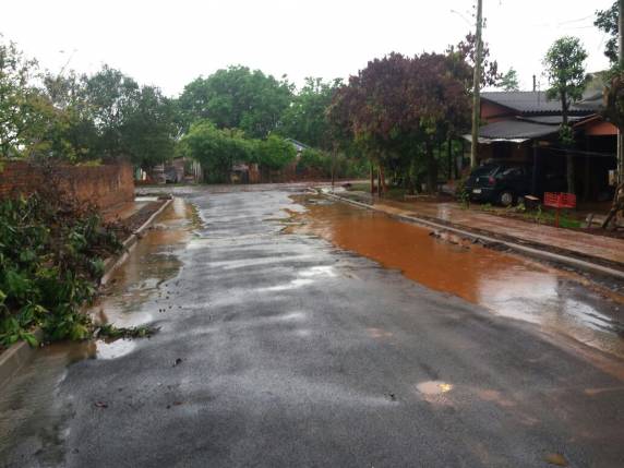 Moradores estão preocupados com acumulo de água da chuva em ruas do bairro Oriental - foto 2