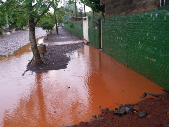 Moradores estão preocupados com acumulo de água da chuva em ruas do bairro Oriental - foto 3