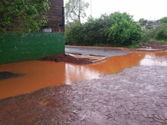 Moradores estão preocupados com acumulo de água da chuva em ruas do bairro Oriental - foto 4